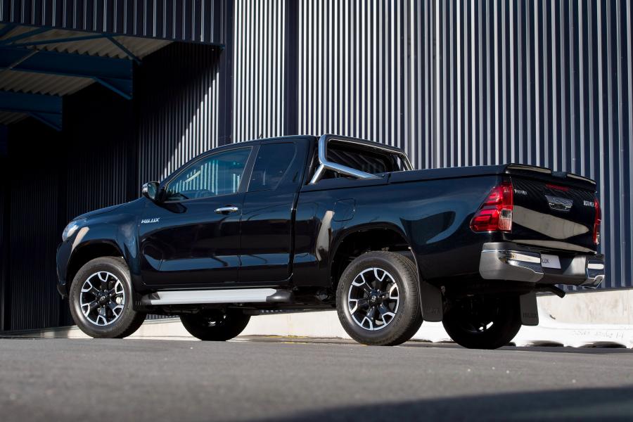  Toyota Hilux Xtra Cab Black Platinum 2017 года  (фото 5 из 6)